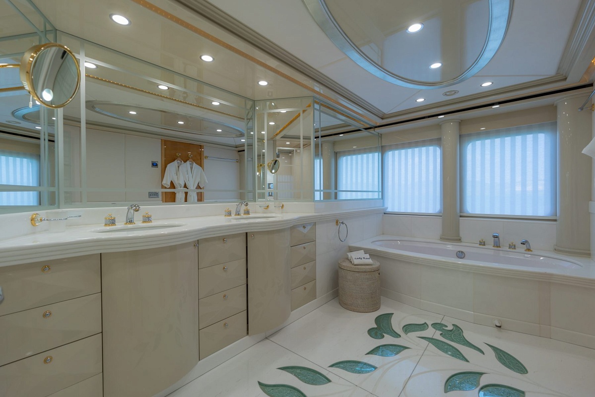 Аренда моторной яхты 	Heesen 129 Lady Azul на Пхукете